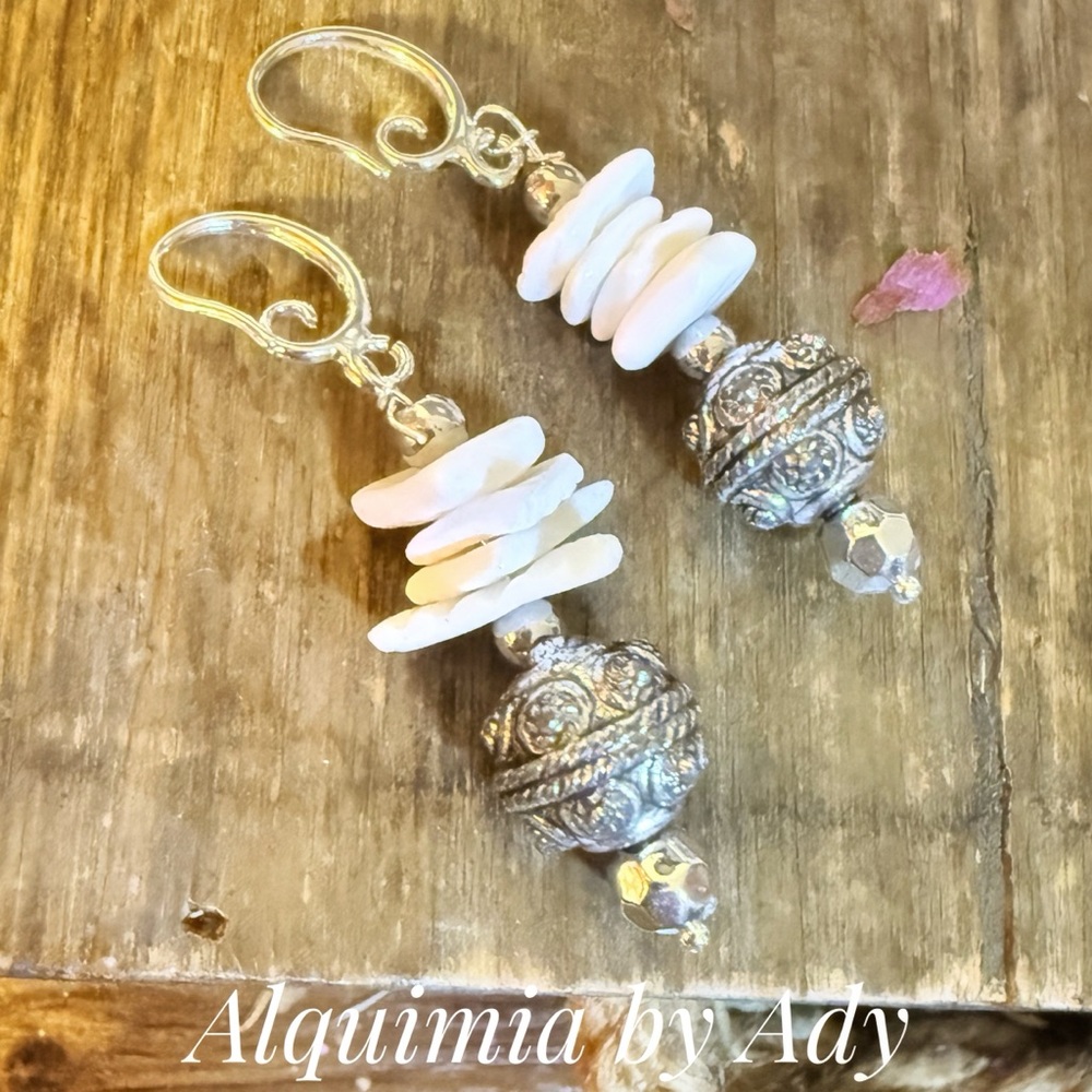 Bold silver textured bubbles and seashells maximalist necklace - Picture 6 of 9